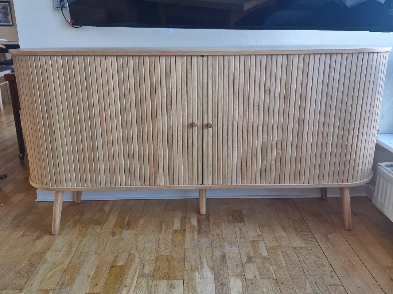 Billede 1 - Flot skænk med jalousi låger