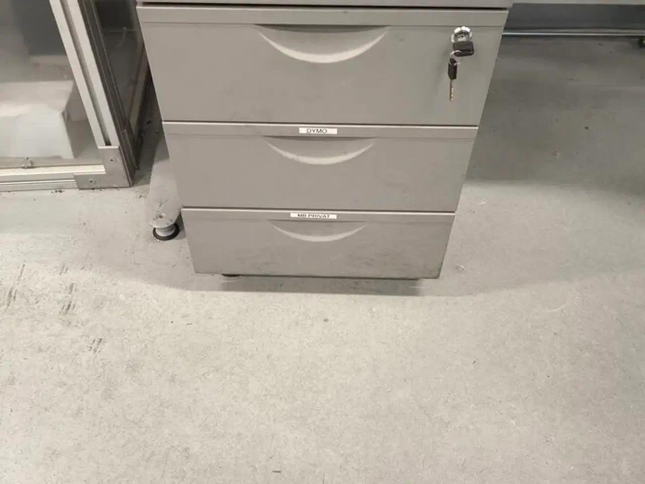Billede 4 - Skrivebord inkl. indhold (lot 76-77 medf. ikke!)