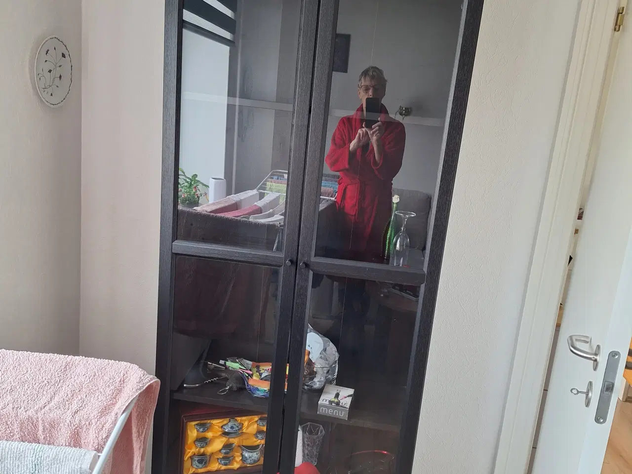 Billede 1 - Bog reoler og vitrine skab. 