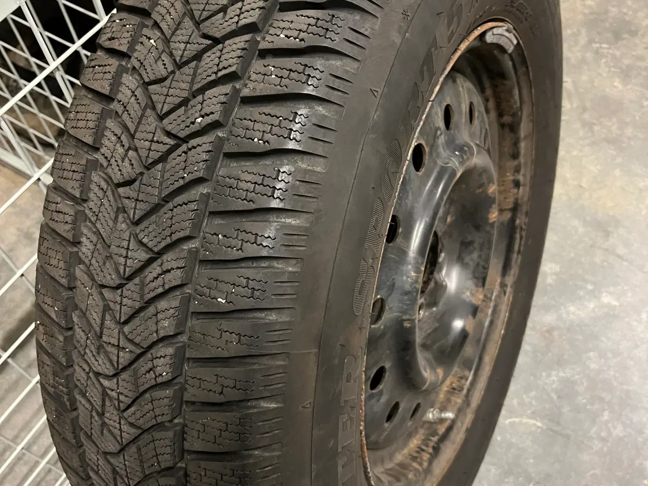 Billede 2 - 4 stk vinterdæk, Dunlop 215/65 R16 98H