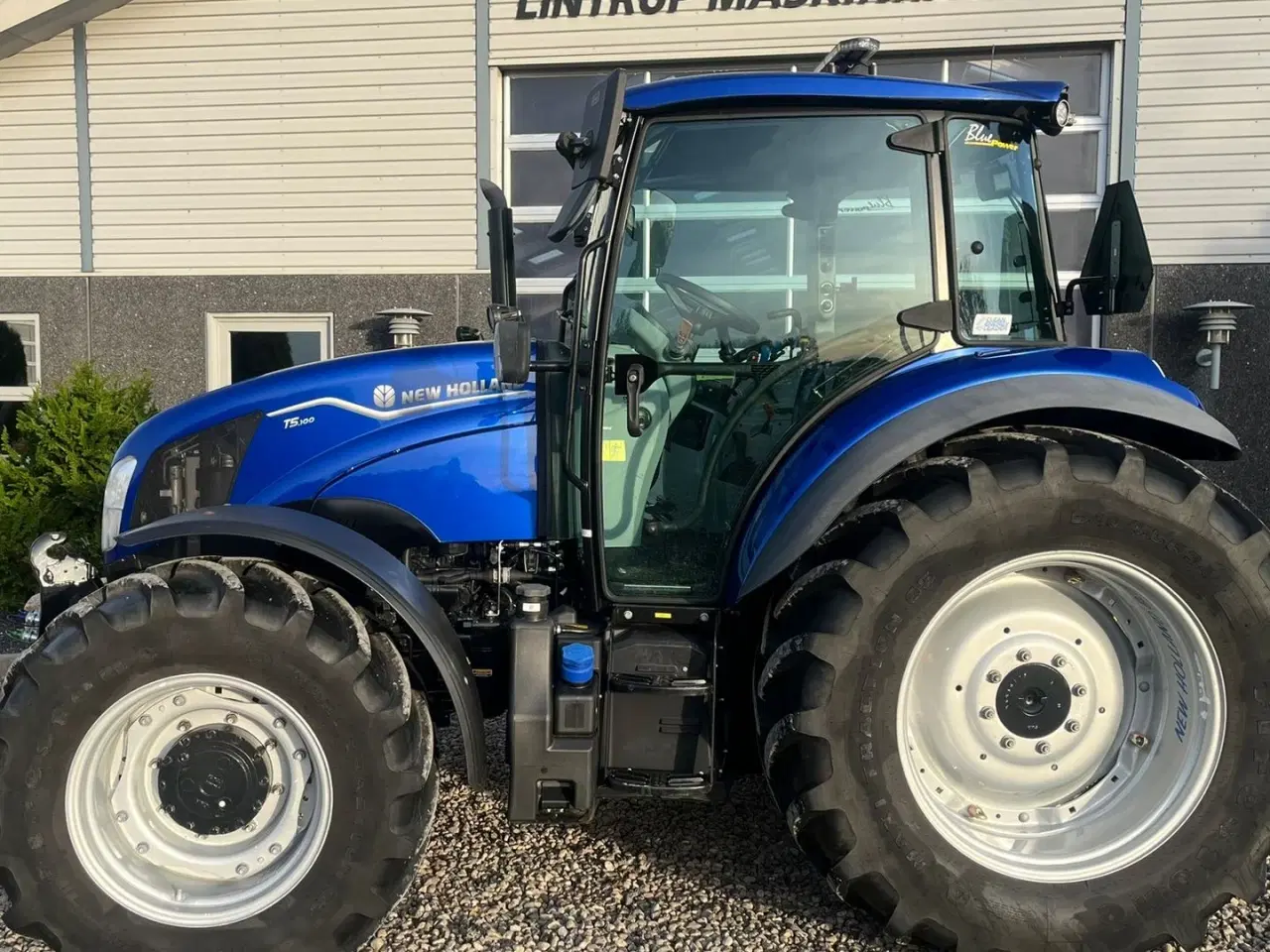 Billede 15 - New Holland T5.100 Blue Power udstyrs model, med brede hjul, frontlift og ekstra lys.