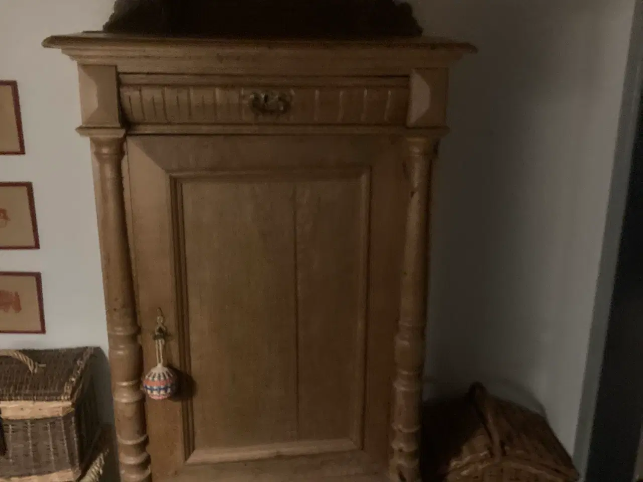 Billede 1 - Dækketøjsskab