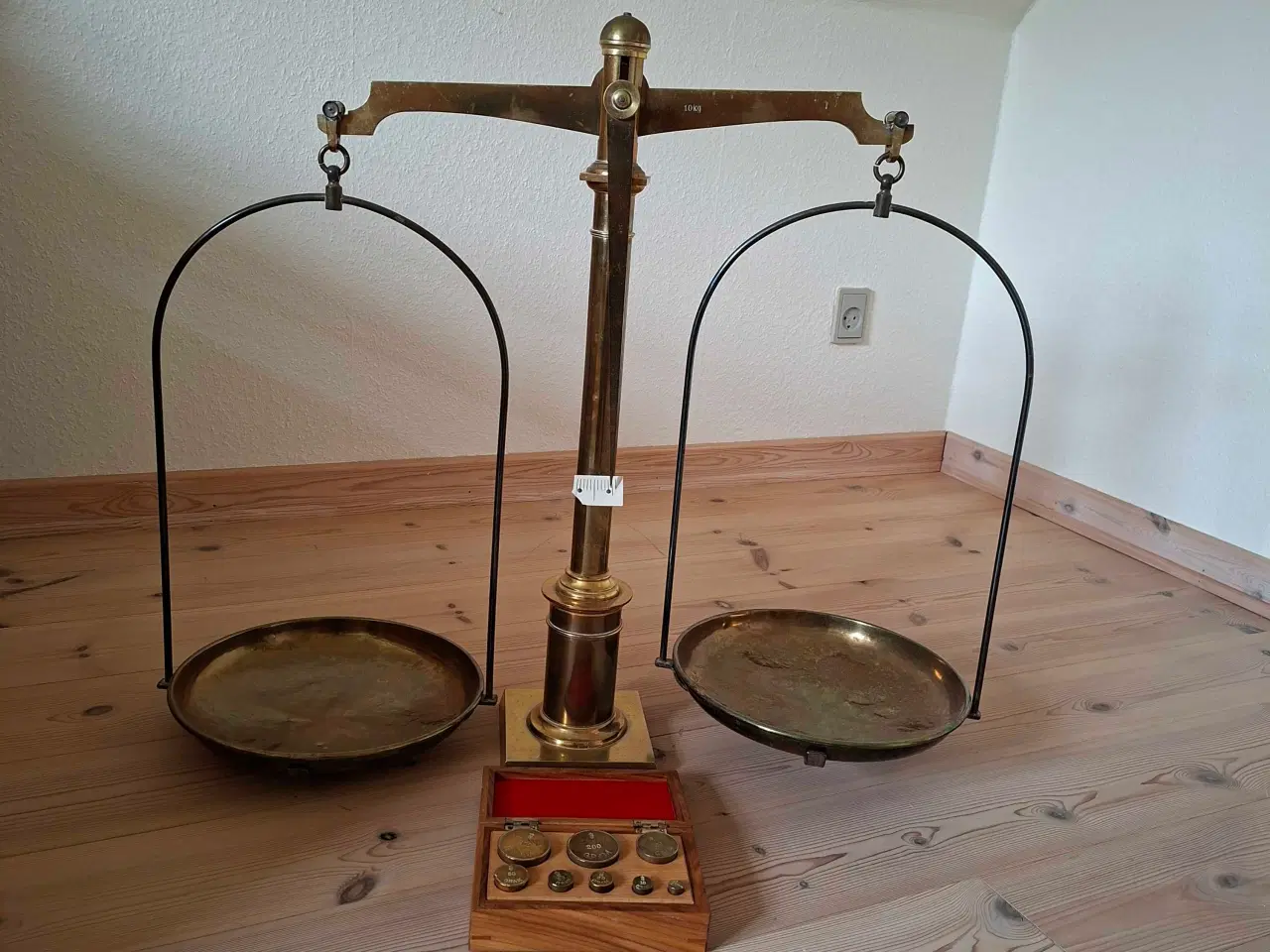 Billede 1 - Gammel købmandsvægt med lodder, messing.
