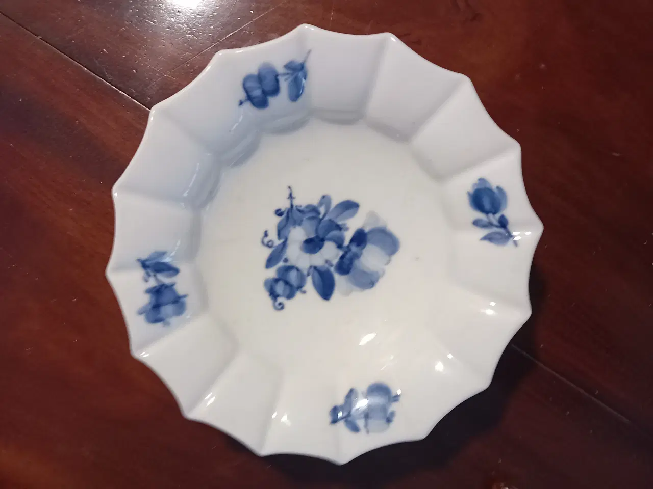 Billede 1 - Kantet fad. Blå blomst.  10/8556  17 cm