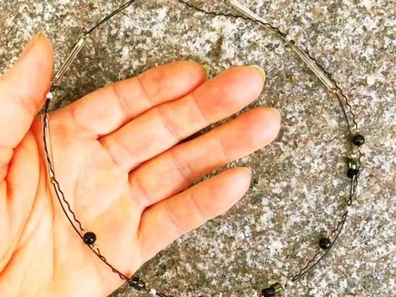 Billede 10 - Håndlavet, unik halskæde med sorte glasperler