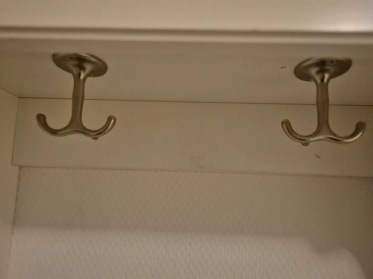 Billede 4 - Hvid IKEA hemnes hattehylde med knager