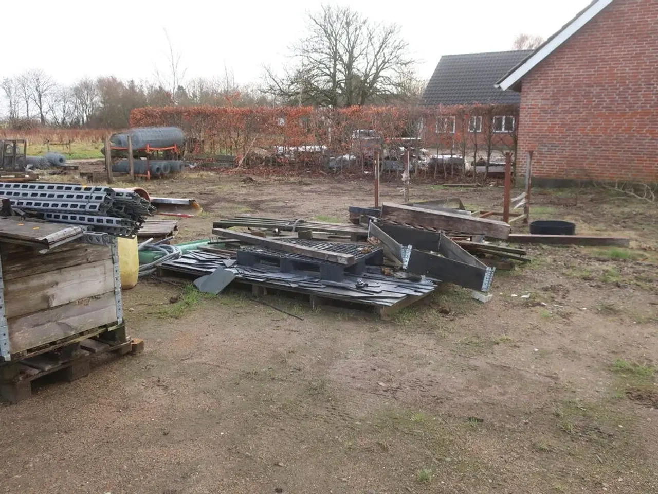 Billede 2 - Bareller, paller med indhold, hegnsstolper m.m.