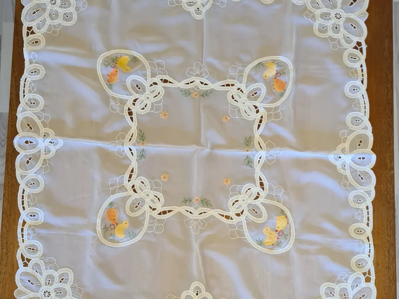 Billede 1 - Påskedug med påske dekorationer