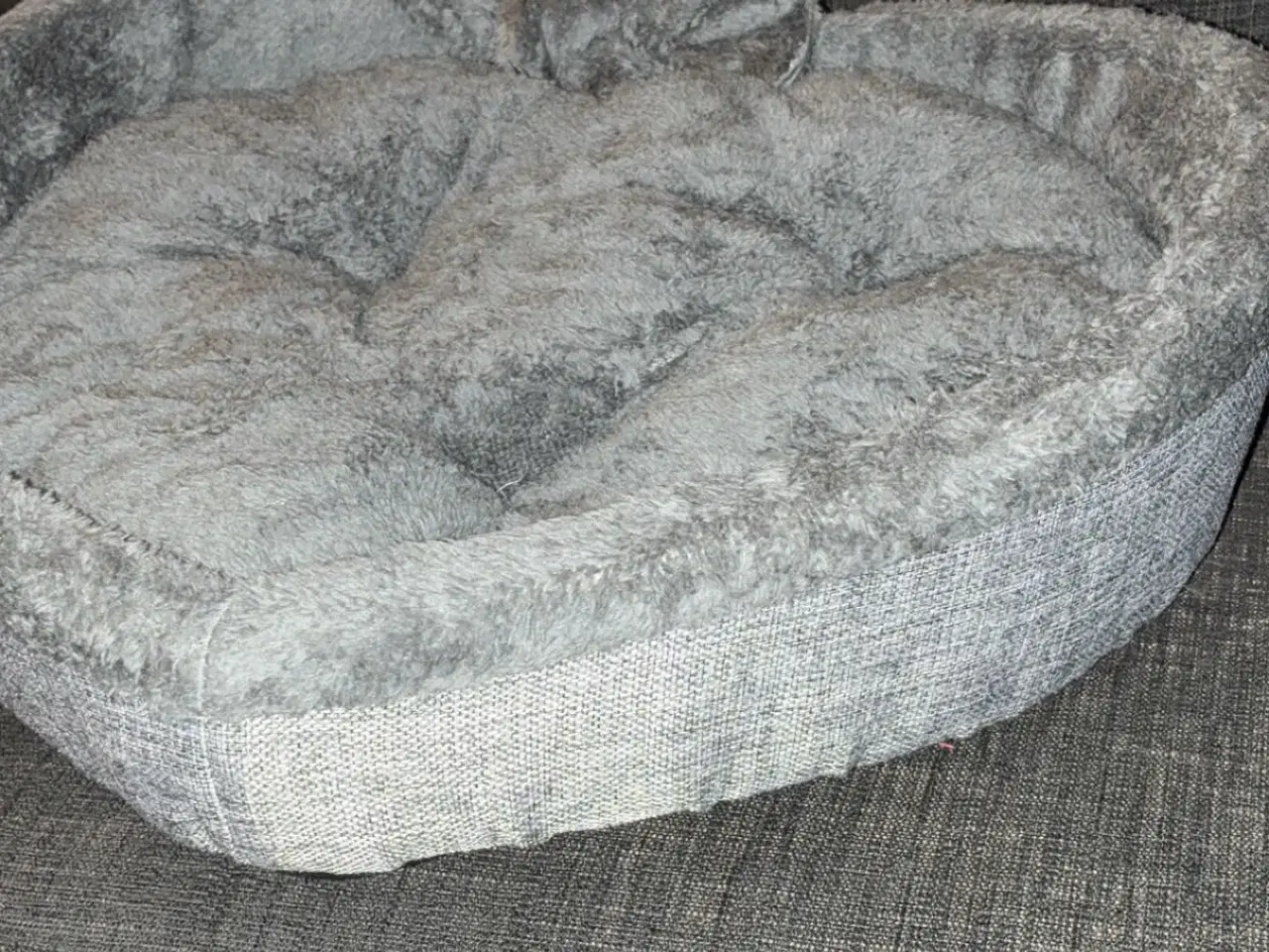 Billede 2 - Flot Grå hjerteformet kat/hunde seng 