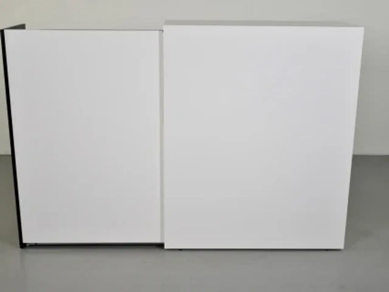 Billede 3 - Dencon udtræksskab i hvid med sort låge, venstrevendt