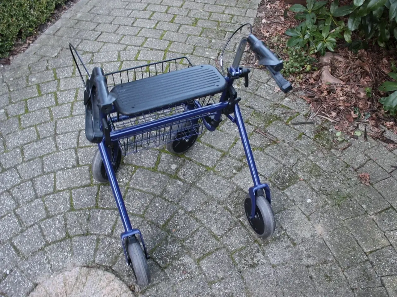 Billede 2 - Rollator med bremse og kurv