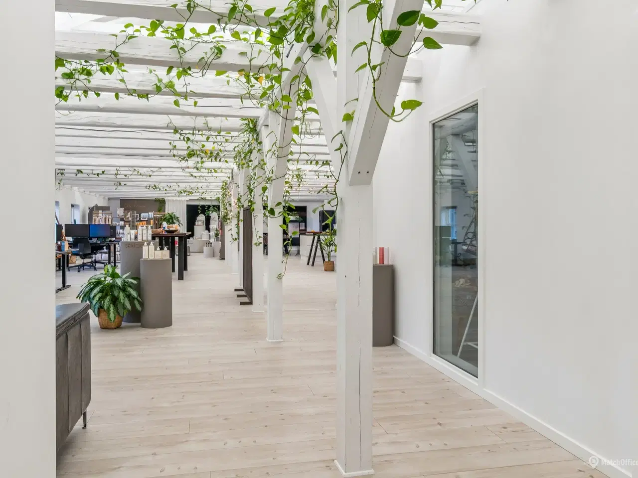 Billede 8 - Lyst og indbydende kontor med nordisk æstetik og unikke detaljer