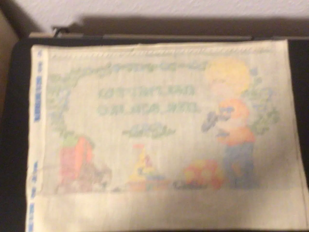 Billede 3 - Broderi med dreng og hans legetøj 