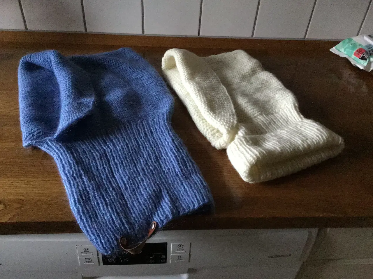 Billede 2 - 3 i en, hjemmestrikket halsedisser