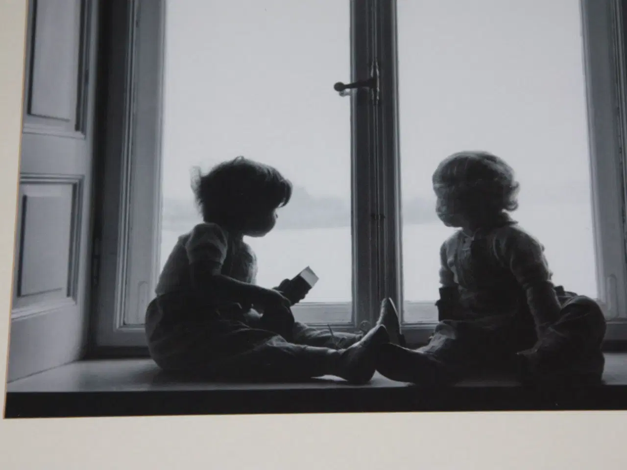 Billede 2 - IKEA billede med børn Looking in the Window