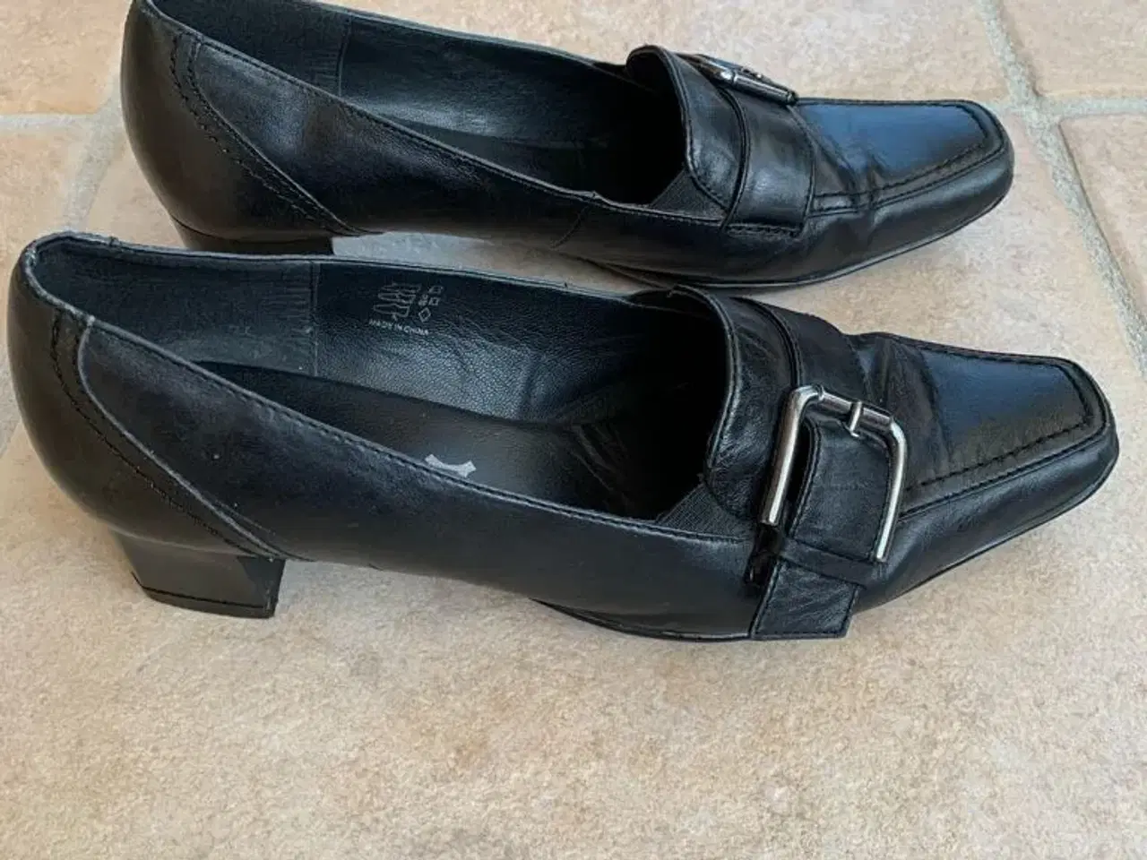 Billede 2 - Sorte sko med hæl str. 5