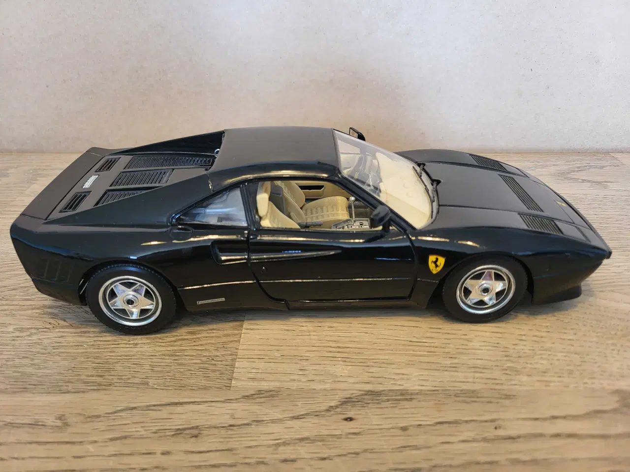 Billede 1 - Modelbil: FERRARI GTO 1984   Skala: 1/18