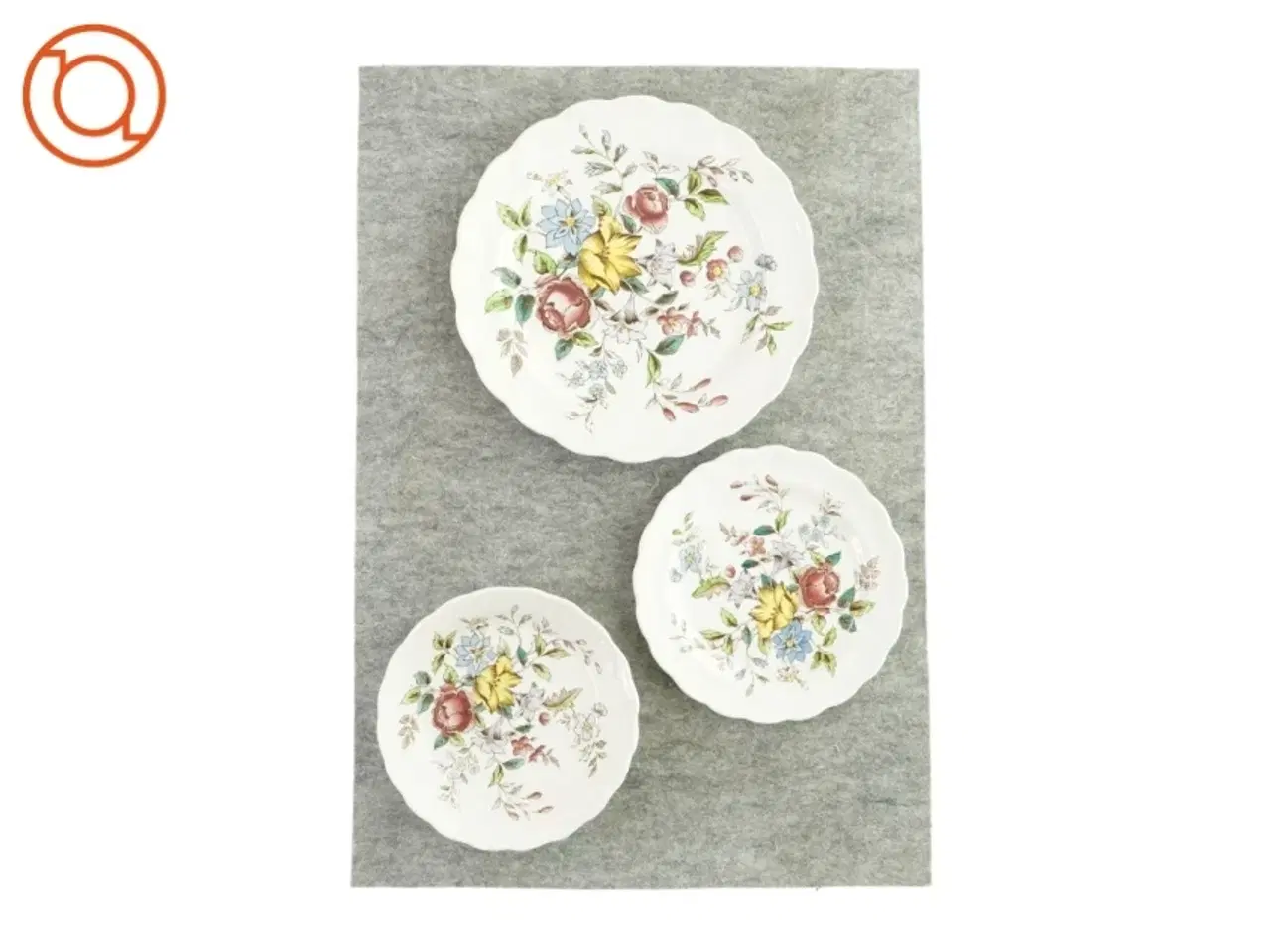Billede 2 - Engelsk porcelænssæt 21 store tallerkener, 12 små tallerkener og 35 halvdybe/desserttallerkener