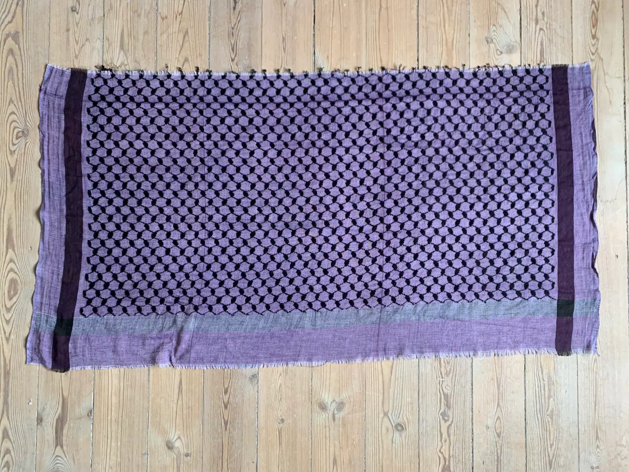 Billede 1 - 2 palæstinenser-tørklæder, købt i Mellemøsten