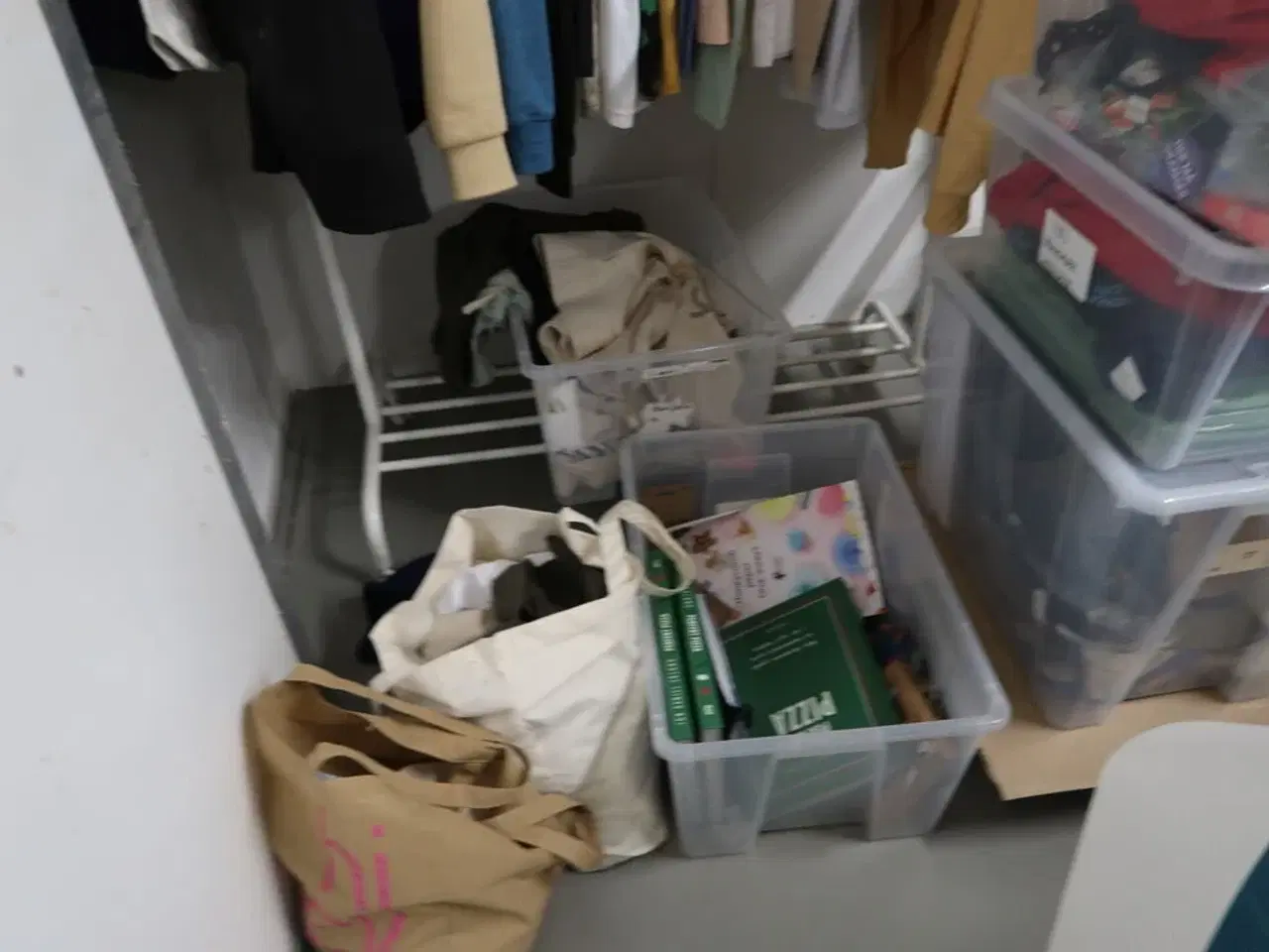 Billede 8 - Stole, borde, tøjstativer med div. Tøj m.m.