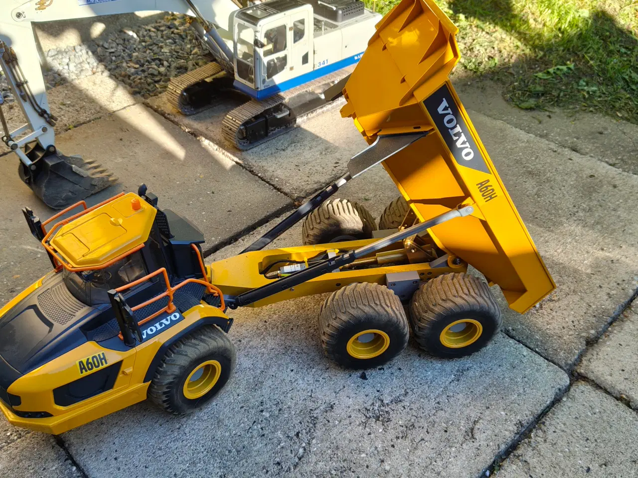 Billede 7 - Fjernstyert gravemaskine og dumper