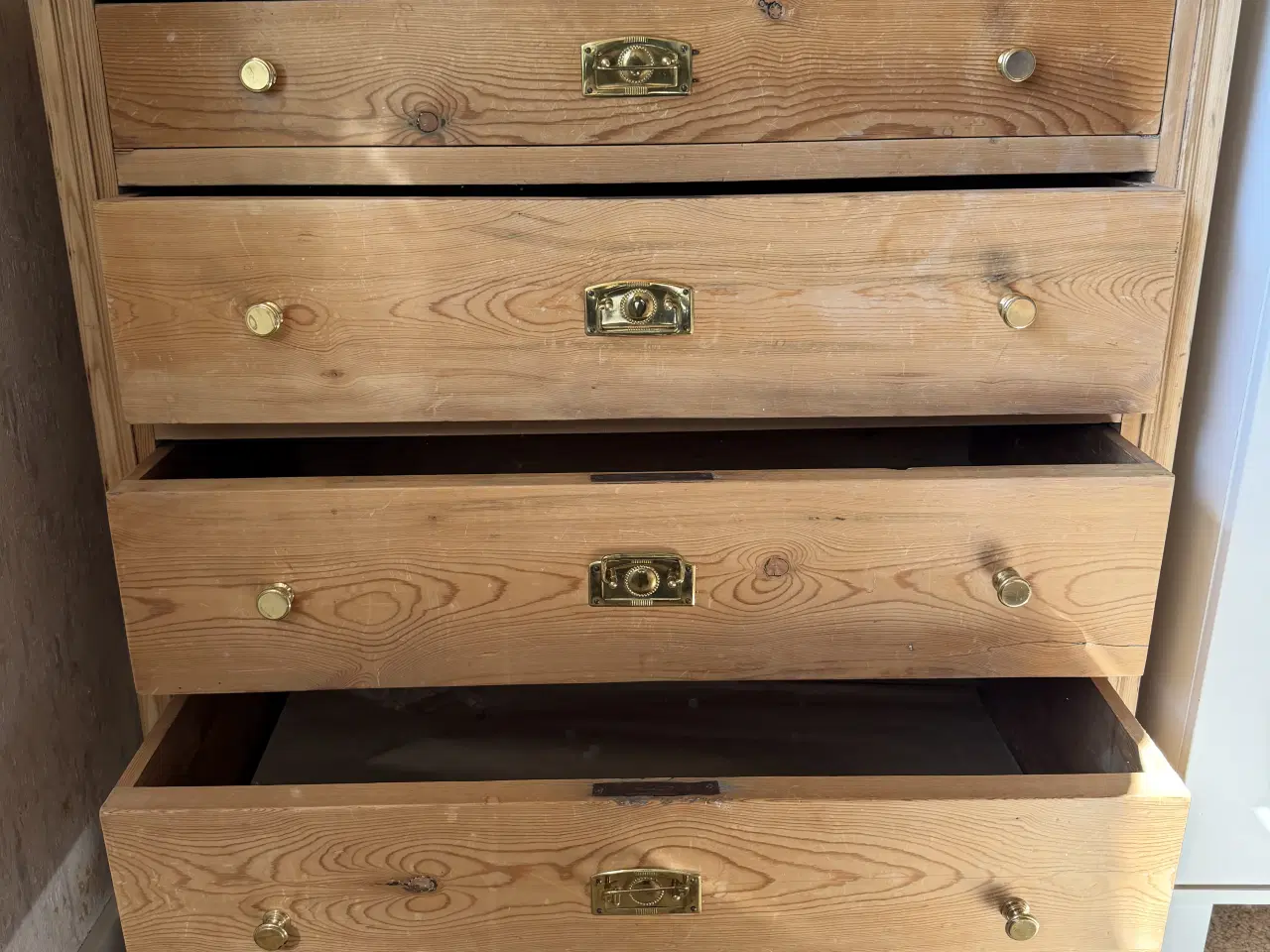 Billede 2 - Antik afsyret fyrretræs kommode 