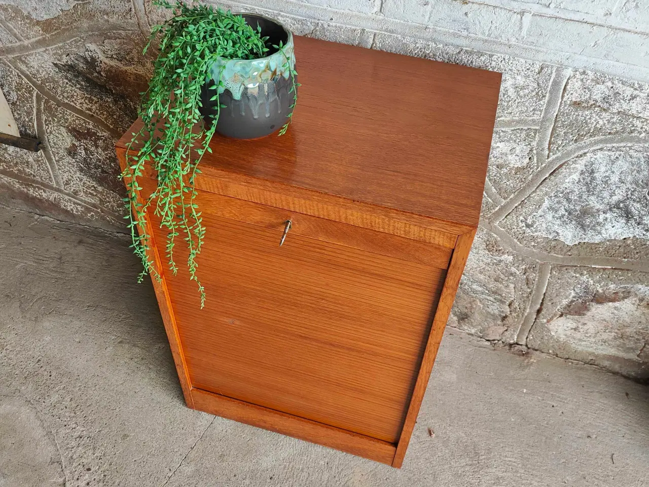 Billede 6 - Lille fin jalousiskab i teaktræ med udtræksskuffer