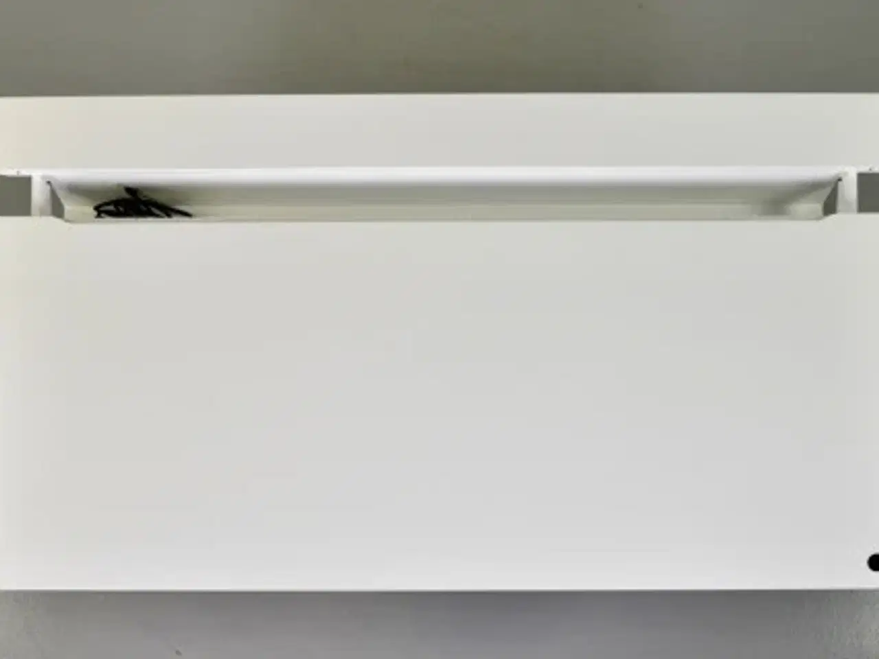 Billede 6 - Hæve-/sænkebord med hvid plade, hvidt stel og penneskuffe, 180 cm.