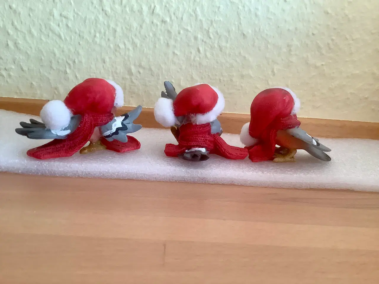 Billede 4 - Fugle med nissehuer til dekoration.