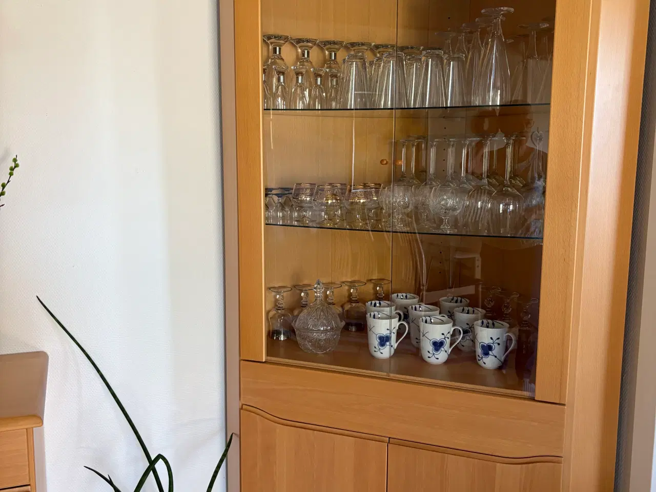 Billede 2 - Hjørne skab med glas låger og indbygget lys. 