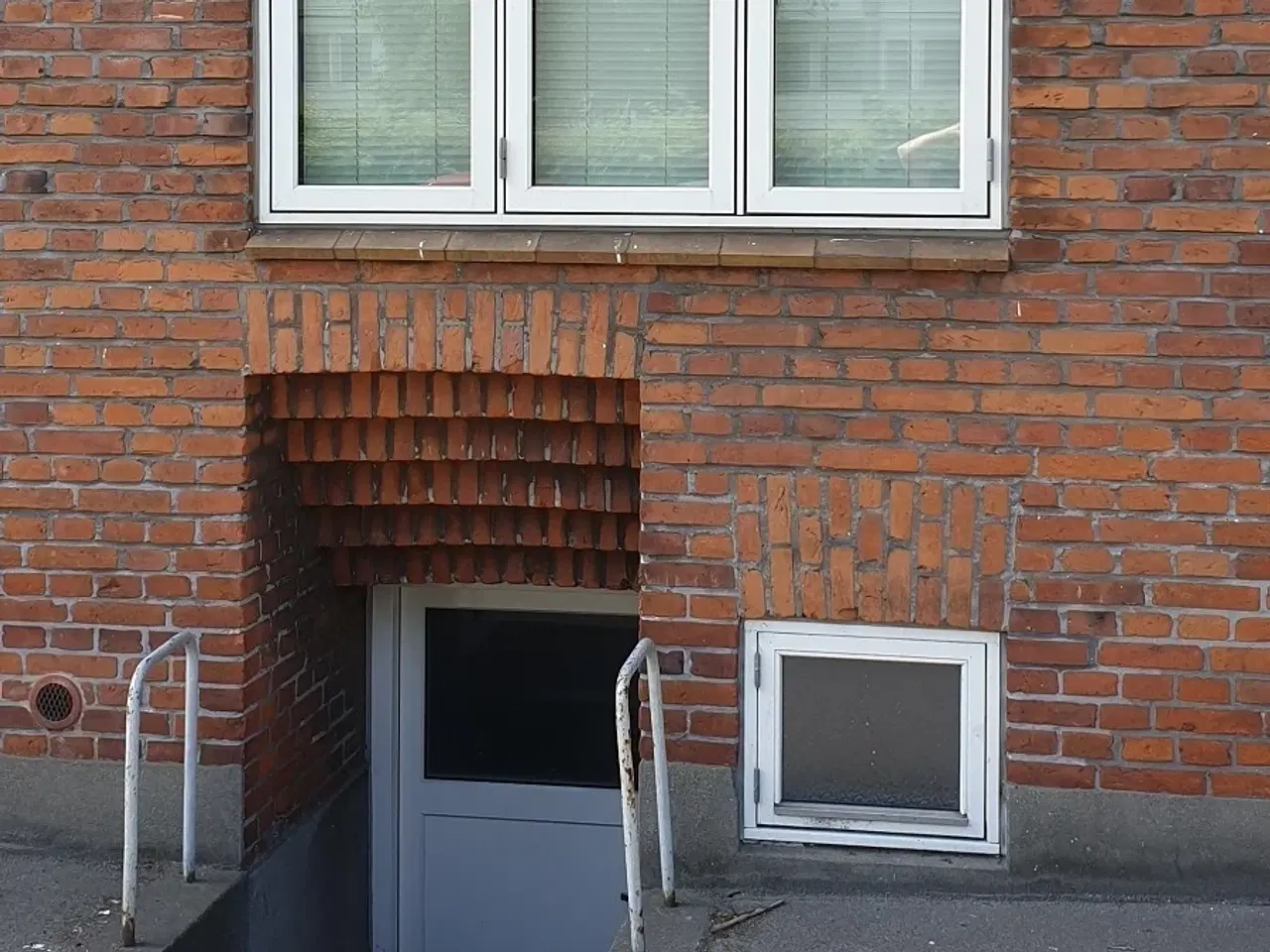 Billede 2 - Kælder lokale med egen nedgang fra gade - til lager/lign