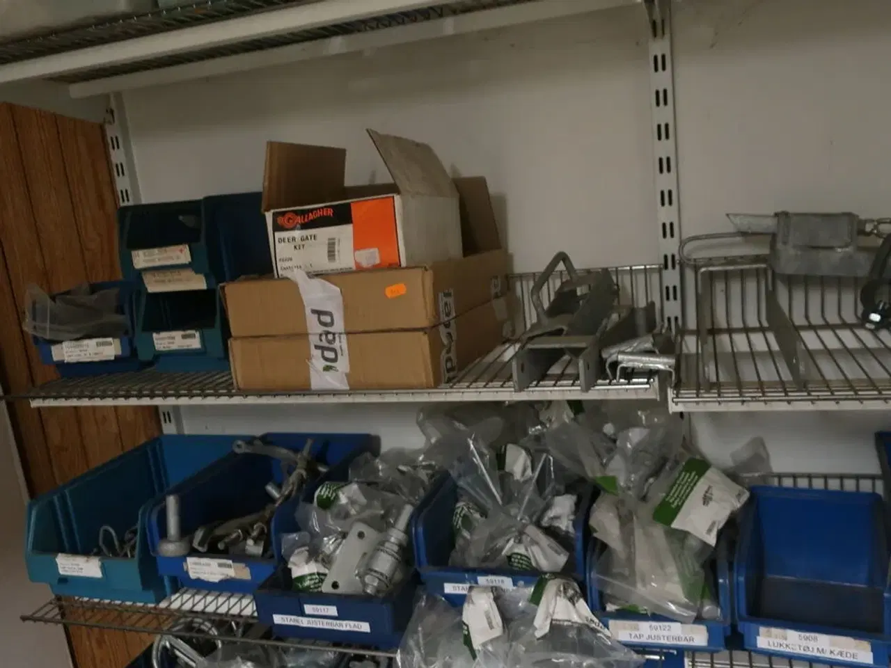 Billede 18 - 4+1 fag reoler inkl. indhold (hegnstilbehør m.v.) (se billeder)