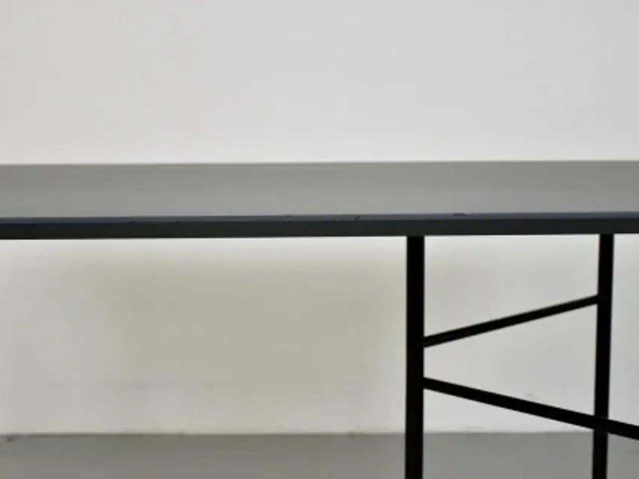 Billede 10 - Mødebord fra ferm living med grå plade og sort stel