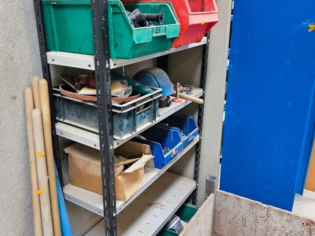 Billede 1 - Reol inkl. indhold