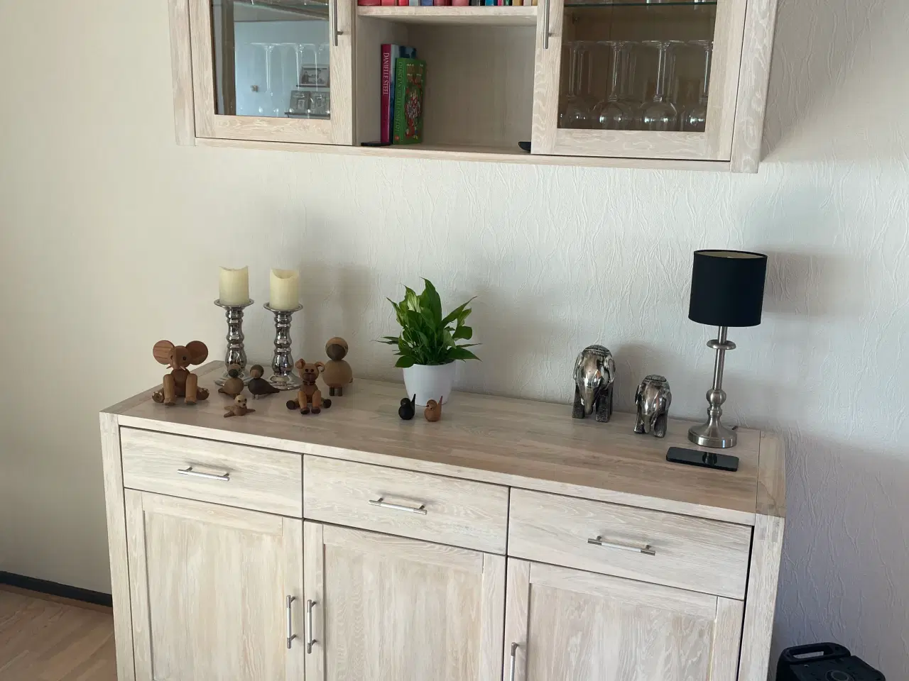 Billede 2 - Skænk med overskab og lys