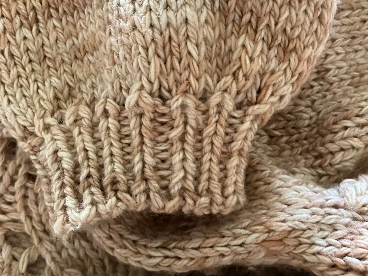 Billede 3 - Hjemmestrikket sweater i akryl garn tror jeg.