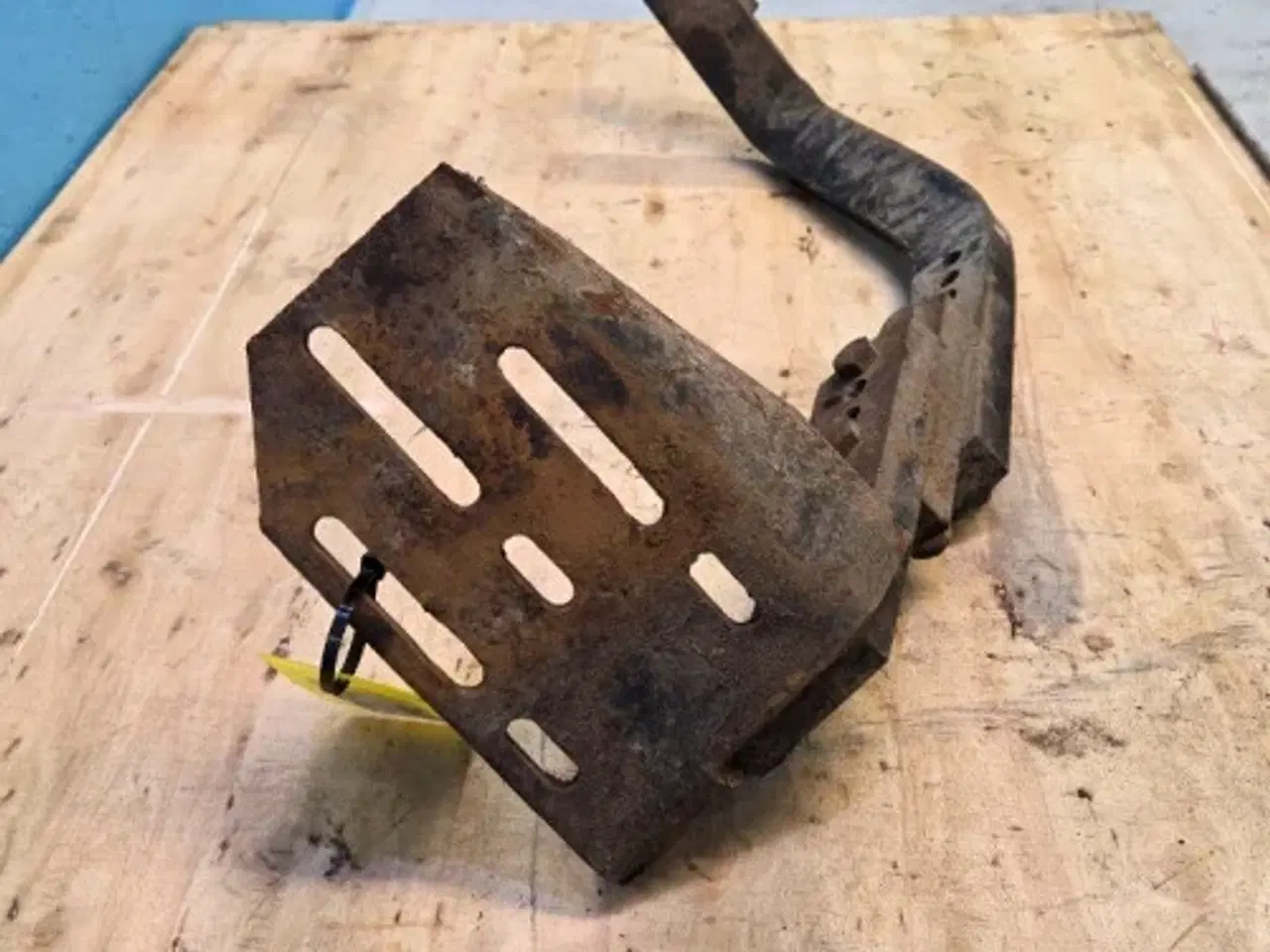 Billede 13 - Massey Ferguson 6290 Hjulskærm Beslag L.  3784571M1