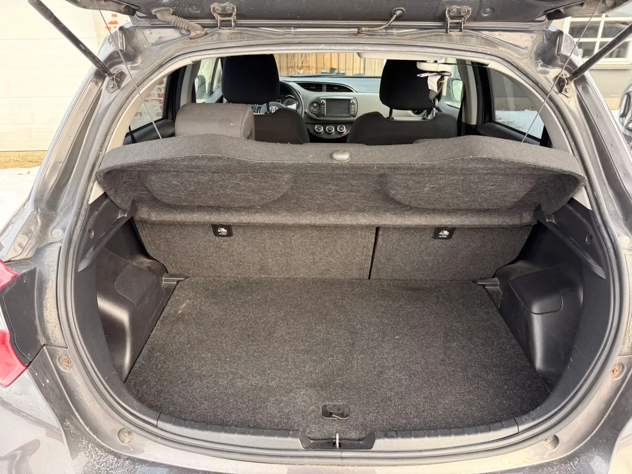 Billede 8 -  ⸻  🚗 Toyota Yaris 1.5 (111 hk) – Nysynet 07/2025