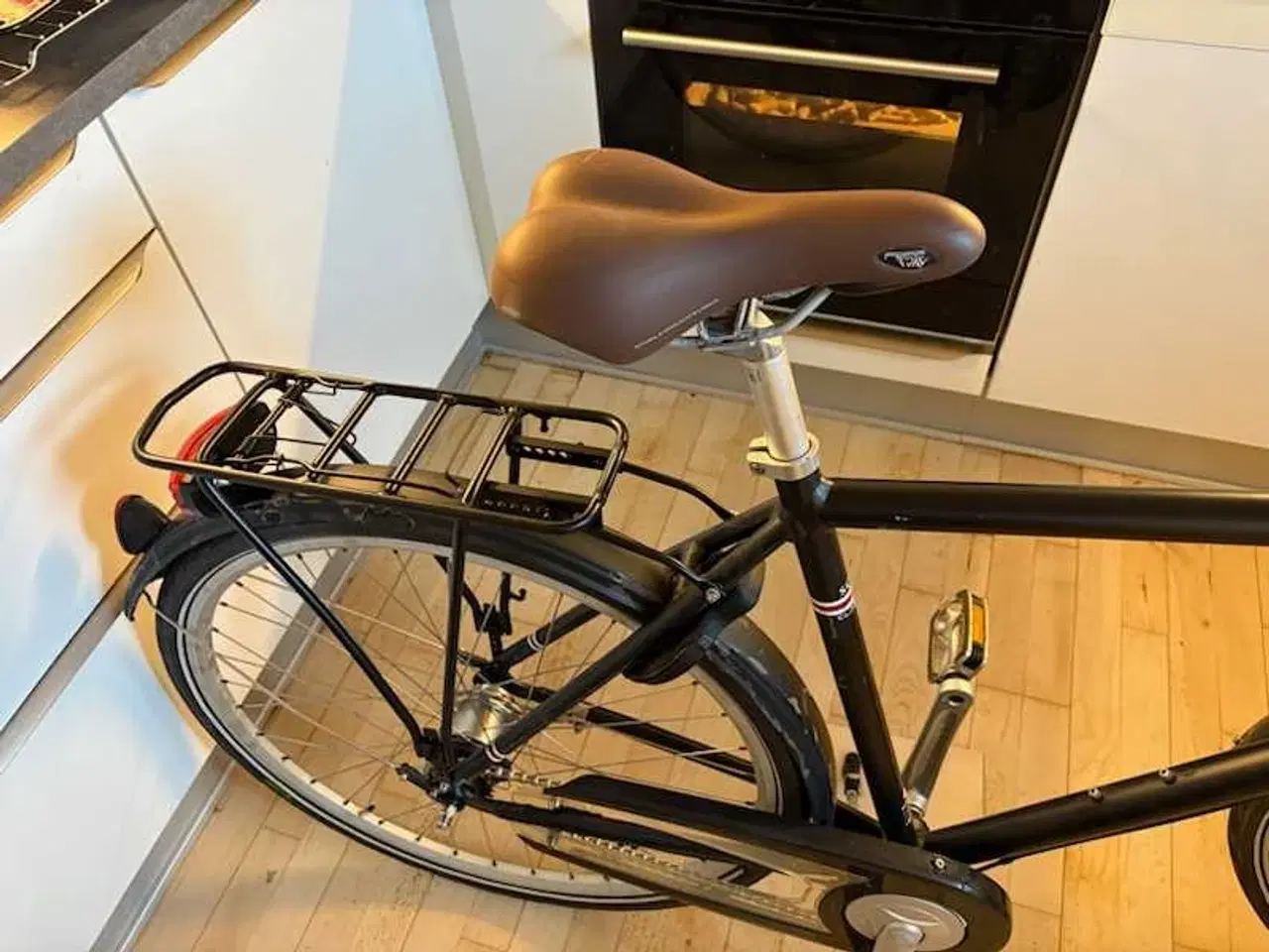 Billede 2 - 28 tommer herre cykel mærket SCO i sort.