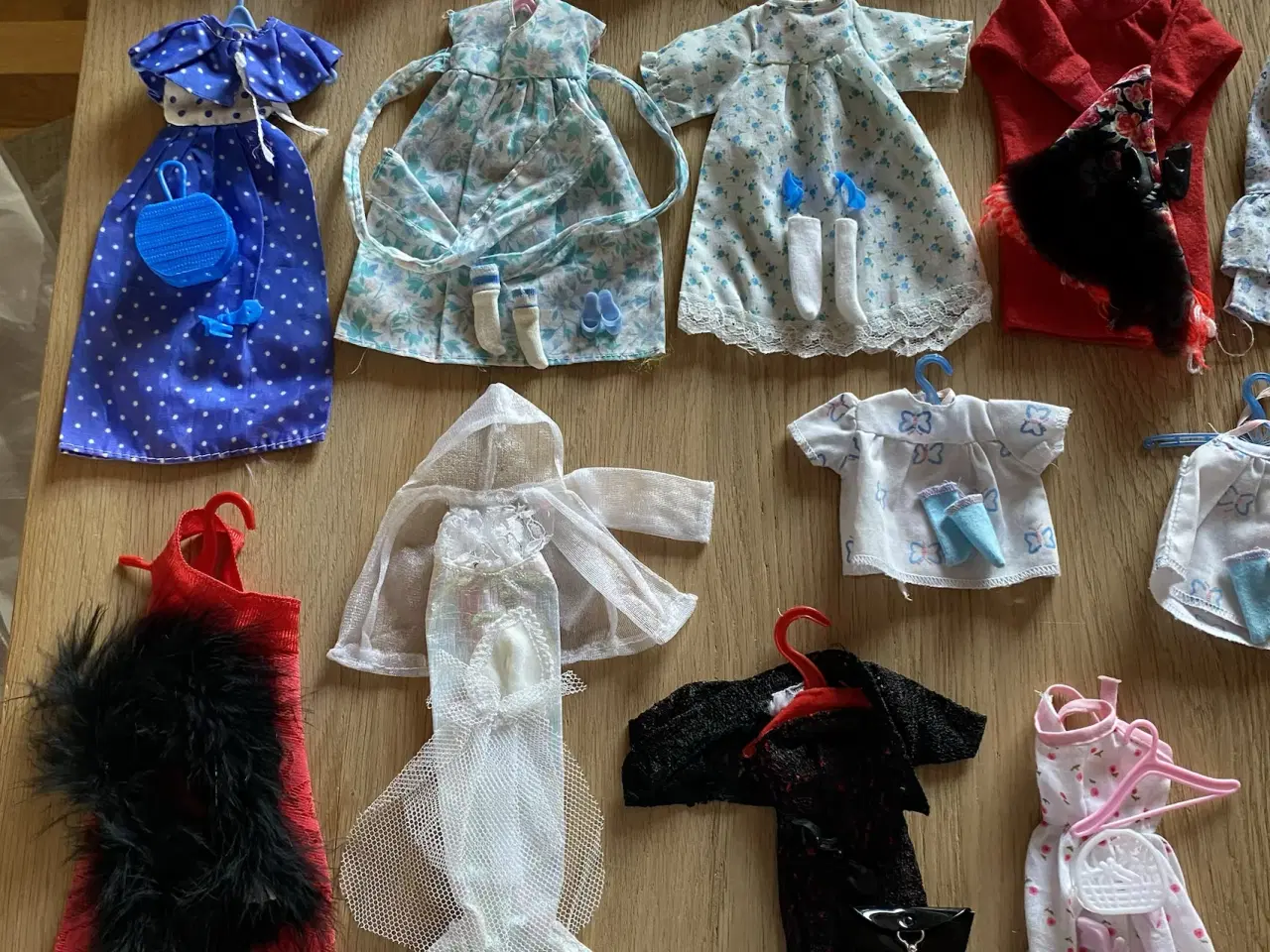 Billede 12 - Barbie dukker med tøj