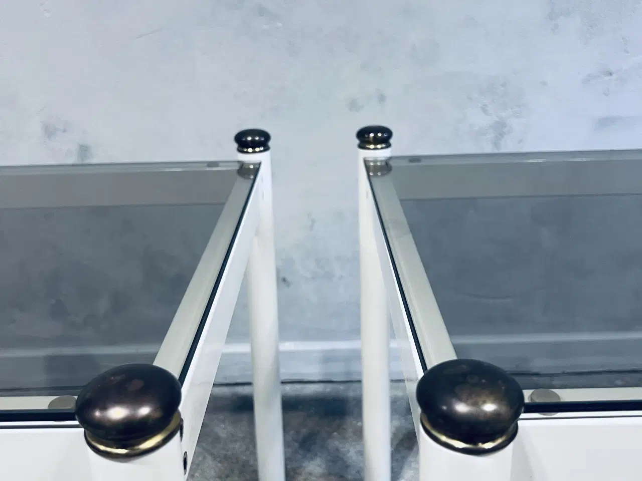 Billede 1 - Et par hvide sengeborde, med glasplade 1980’