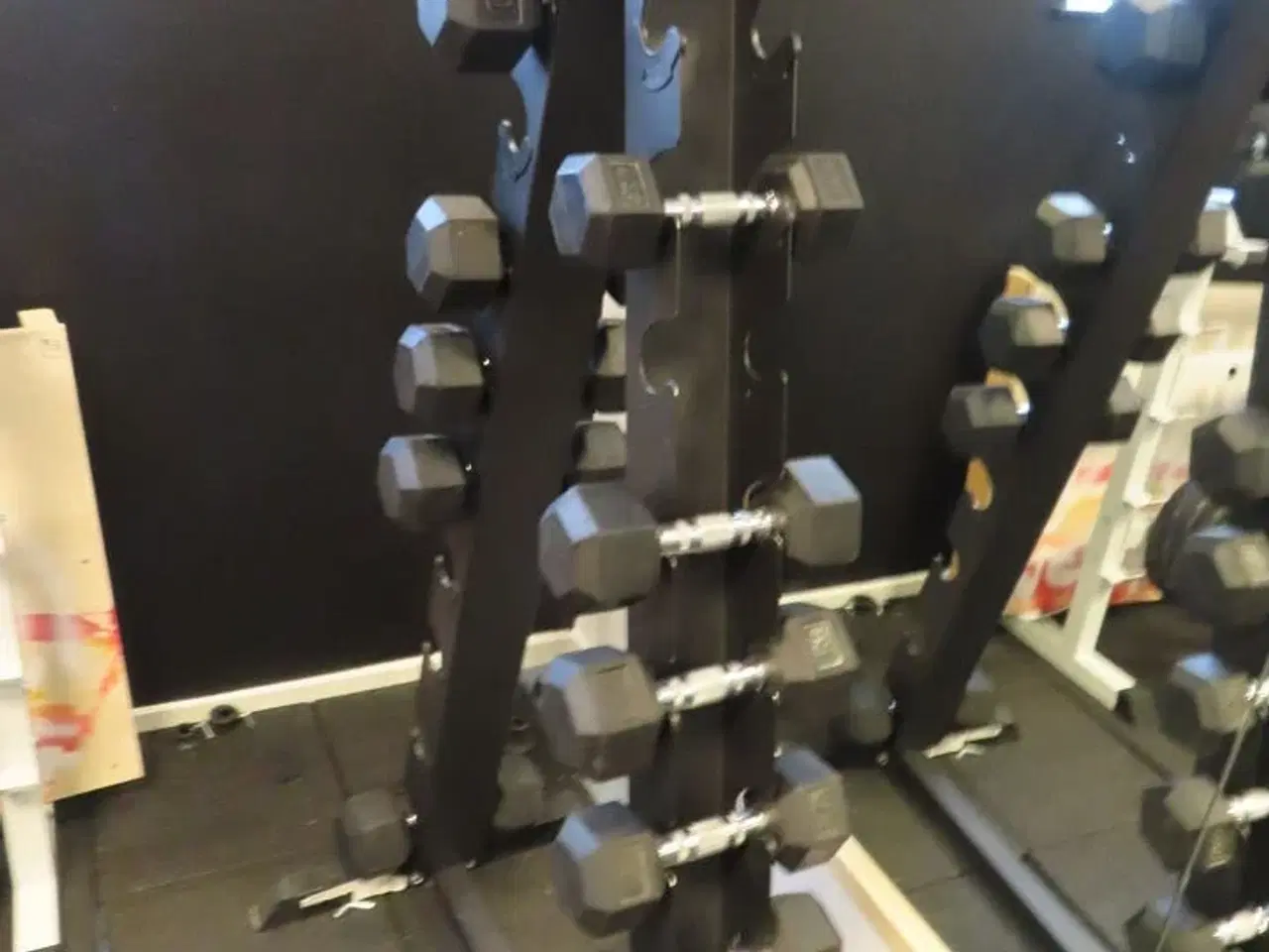 Billede 3 - Parti håndvægte, inkl. Reol til opmaksinering