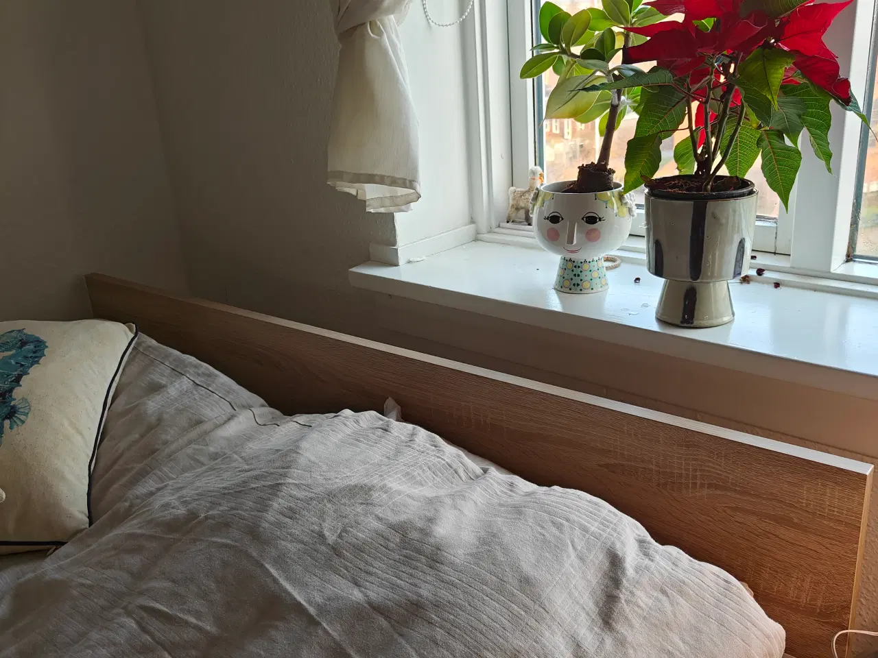 Billede 2 - Velholdt boxmadras med gavl i egetræ og hvidt seng