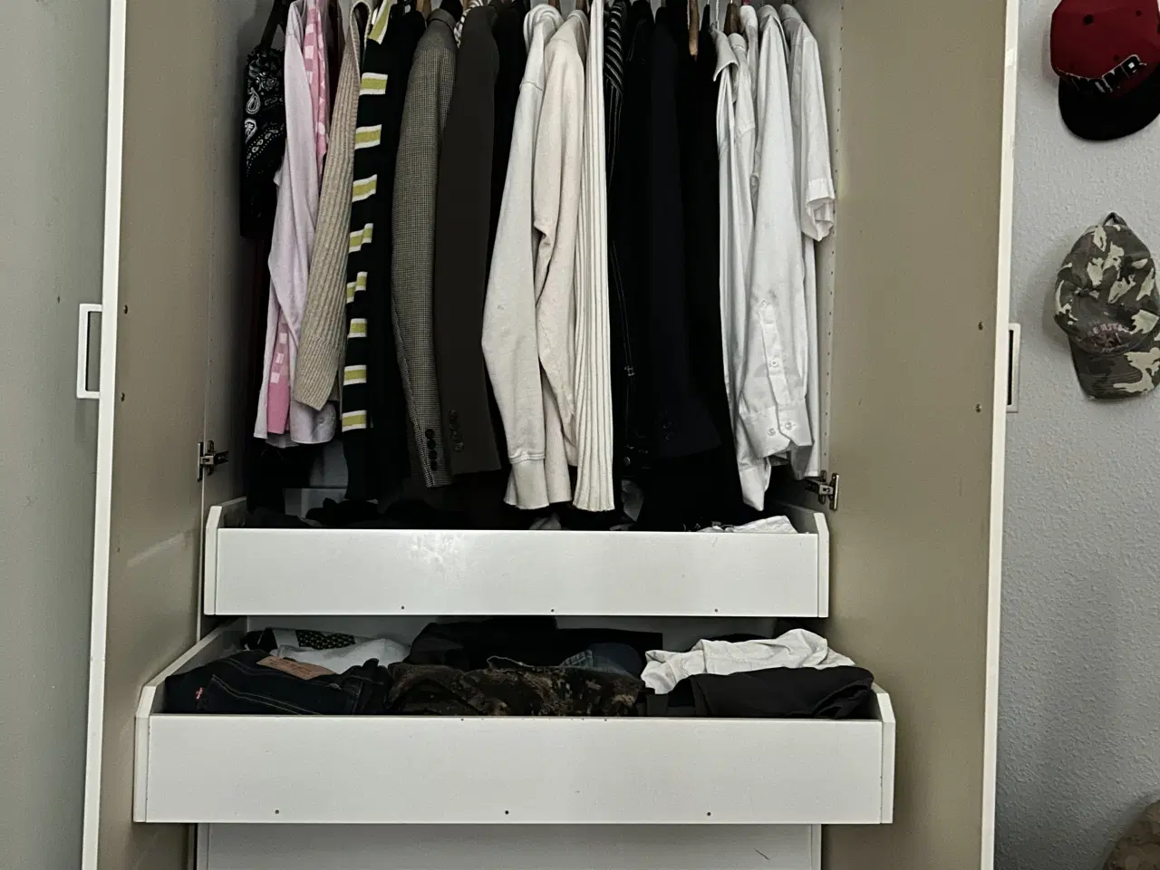 Billede 2 - Rumligt garderobeskab GIVES VÆK