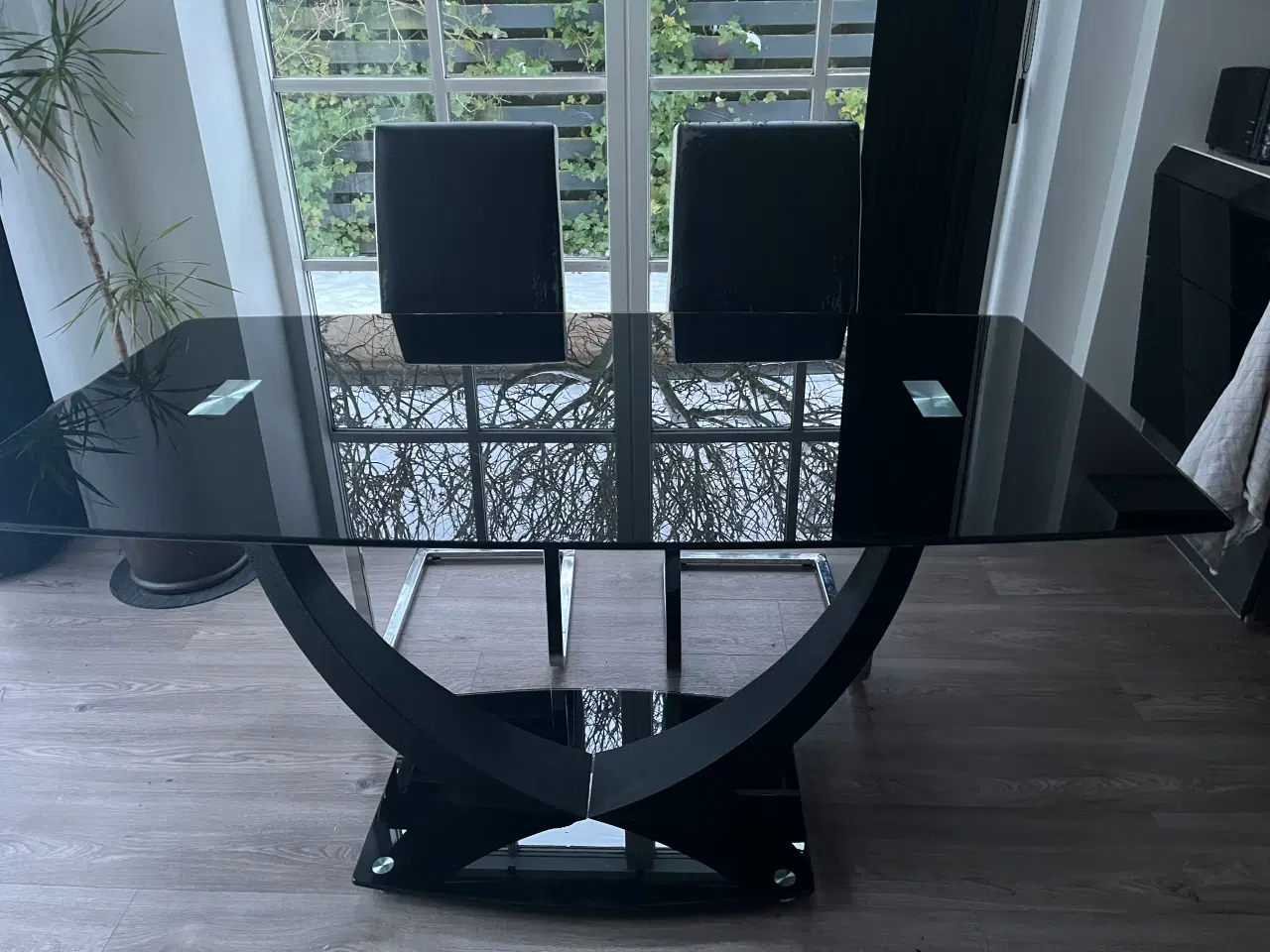 Billede 1 - Flot sort glasbord med eller uden stole