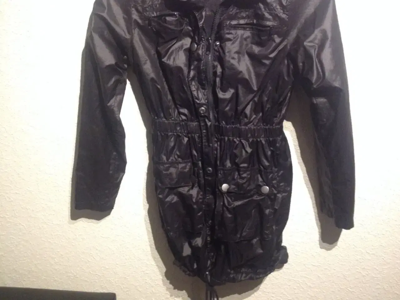 Billede 1 - Lang sort frakke sælges.