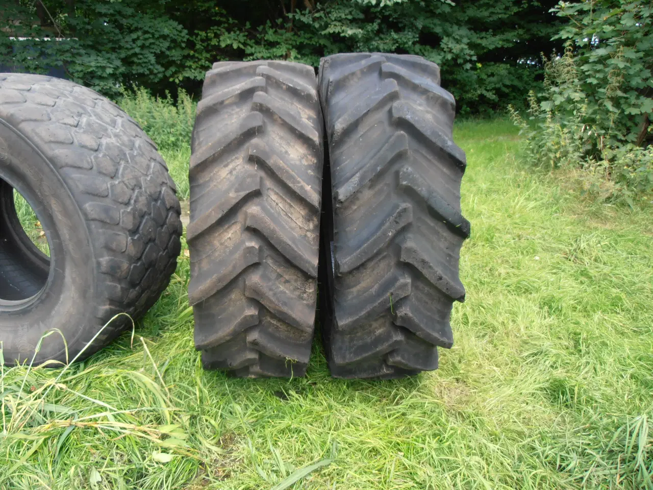 Billede 1 - Traktordæk 360/70R28" . 
