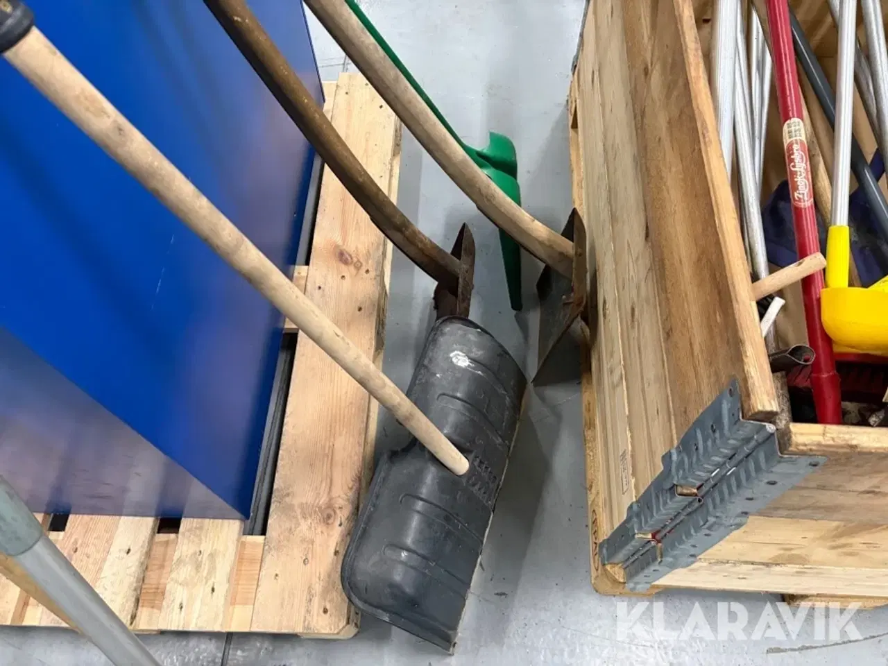 Billede 8 - Lot med have-/rengøringsredskaber og sten - 2 paller