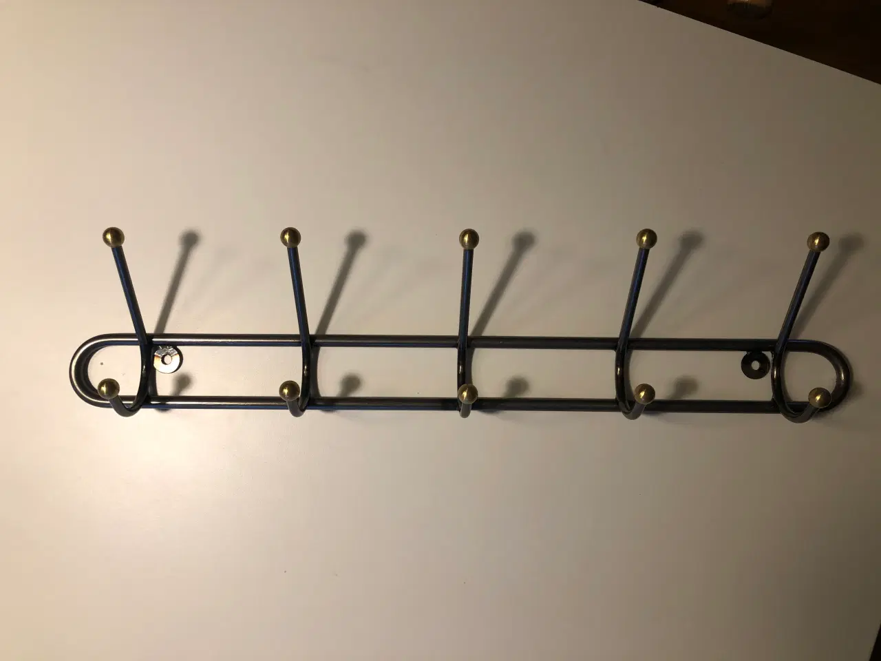 Billede 1 - Knagerække i lakeret stål med messing "knopper"