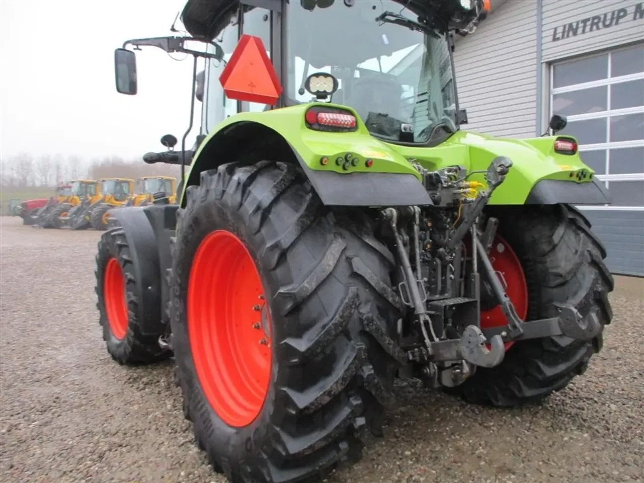 Billede 15 - CLAAS ARION 550 C-matic med frontlift, affjedret foraksel og affjedret kabine.